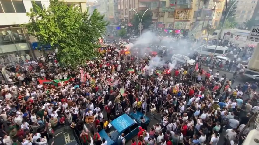 Şampiyon Amedspor Diyarbakır’ı sokaklara döktü