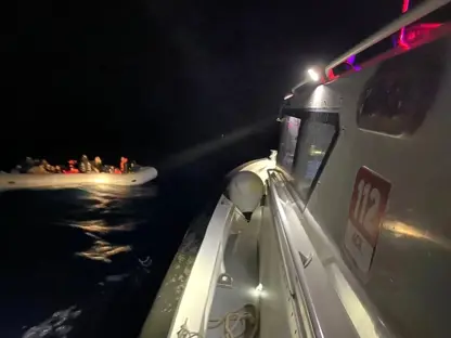Çanakkale açıklarında 35 göçmen kurtarıldı
