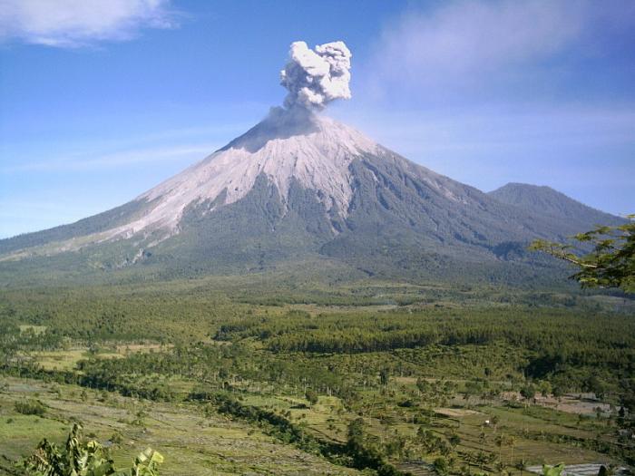 Çiyayê Sameru yê volkanik di rojekî de 16 cara teqiya